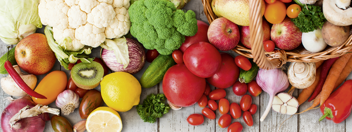 Obst und Gemüse auf Holzhintergrund